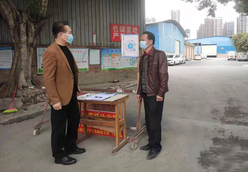 鄭國(guó)慶檢查友愛(ài)項(xiàng)目組儲(chǔ)運(yùn)倉(cāng)庫(kù)疫情防控情況（拍攝：韋雨波）.jpg