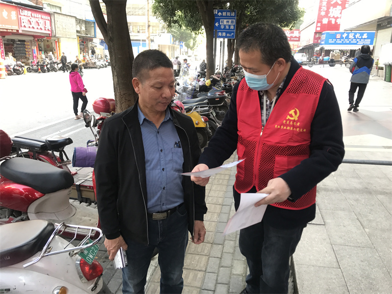 /QJ_690114220210.jpg 志愿者向市民發(fā)放宣傳資料(拍攝:李曉明).jpg