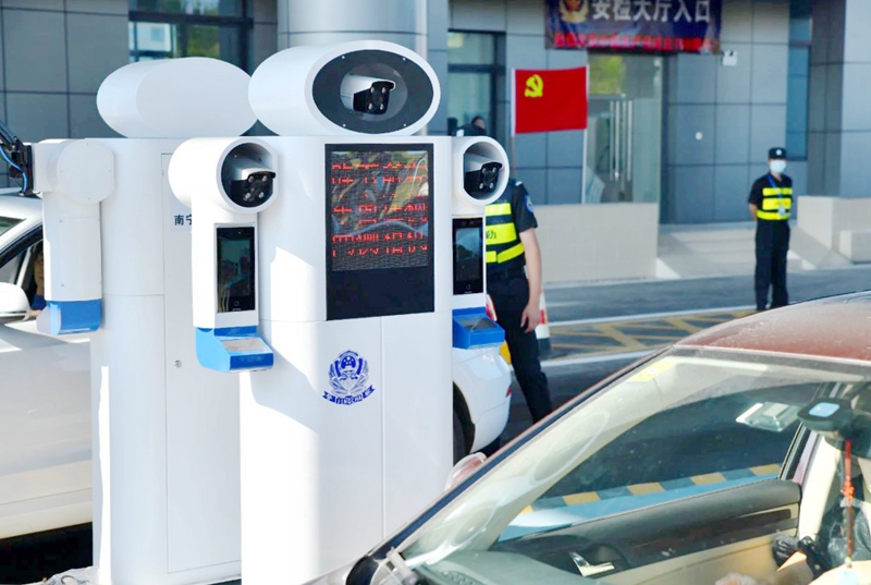 人臉識(shí)別機(jī)器對(duì)乘車(chē)人員進(jìn)行檢查（圖源：南寧公安微信公眾號(hào)）.jpg
