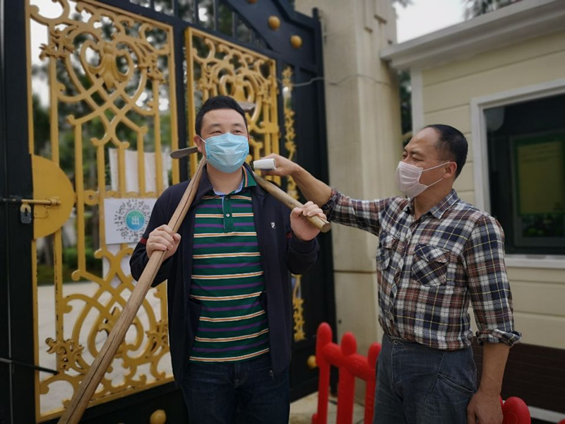 /QJ_409359875584.jpg 植樹前做好體溫檢測(cè)工作_副本.jpg