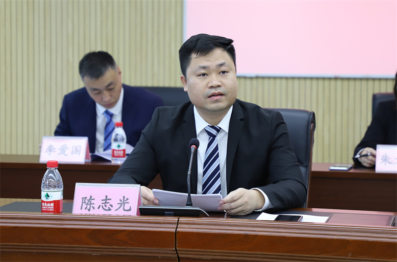 公司黨委副書(shū)記、總經(jīng)理陳志光代表經(jīng)營(yíng)班子作經(jīng)濟(jì)工作報(bào)告（拍攝：焦洋）.jpg
