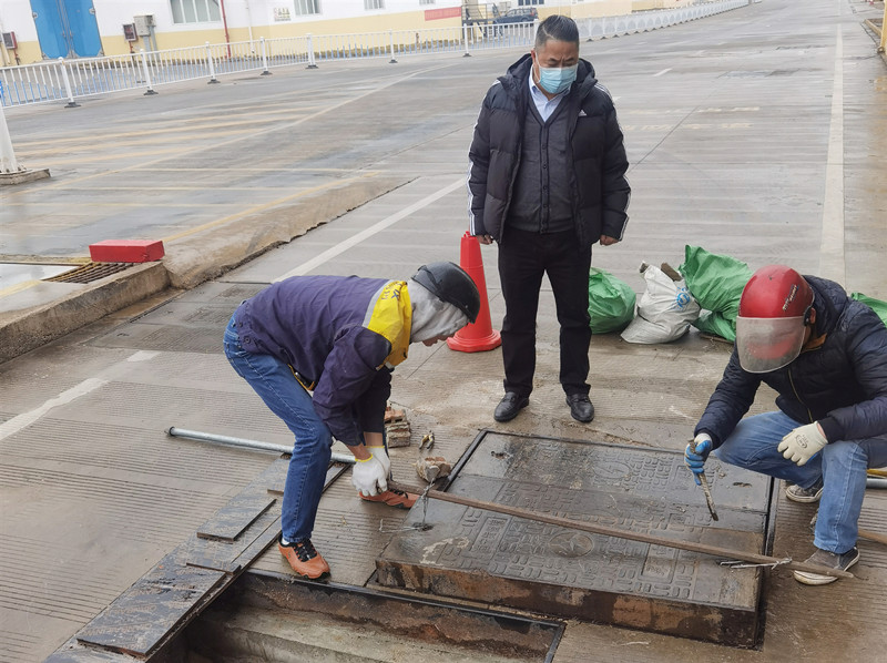 韋洲民檢查五象糧庫(kù)疫情防控情況（拍攝：李?lèi)倫偅?jpg