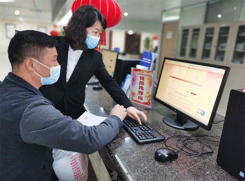 工作人員細(xì)心指導(dǎo)競價人完善競價資料（麥玉寧 攝）.jpg