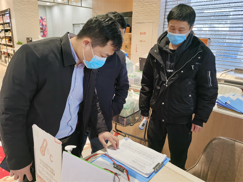 公司黨委副書記、總經理陳志光檢查寧家鮮生疫情防控工作 (1).jpg